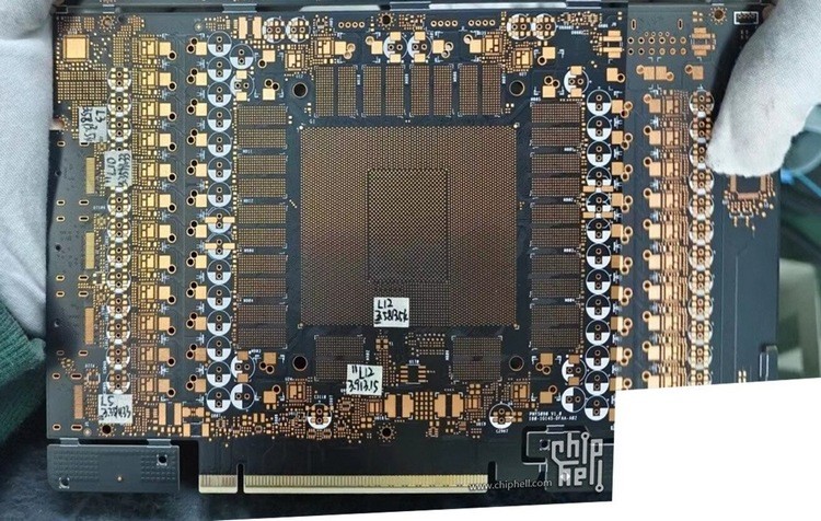 网传丨疑似 NVIDIA RTX 5090 的 PCB 曝光,16颗显存,硕大核心,单16Pin供电